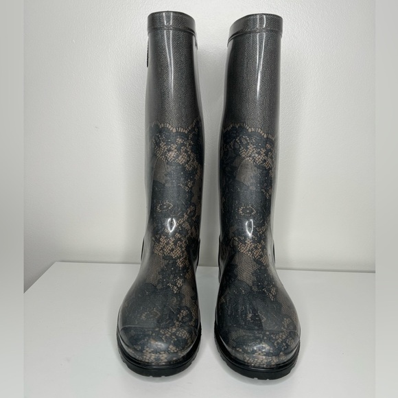 Valentino Garavani Blue Blush Lace Printed Rain Boots - Luxury and Elegance - Picture 3 of 10